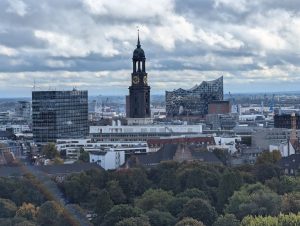 Hamburger Wahrzeichen Elbphilharmonie und St. Michaelis